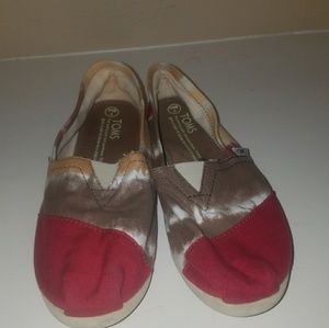 Toms tie-dyed size 7